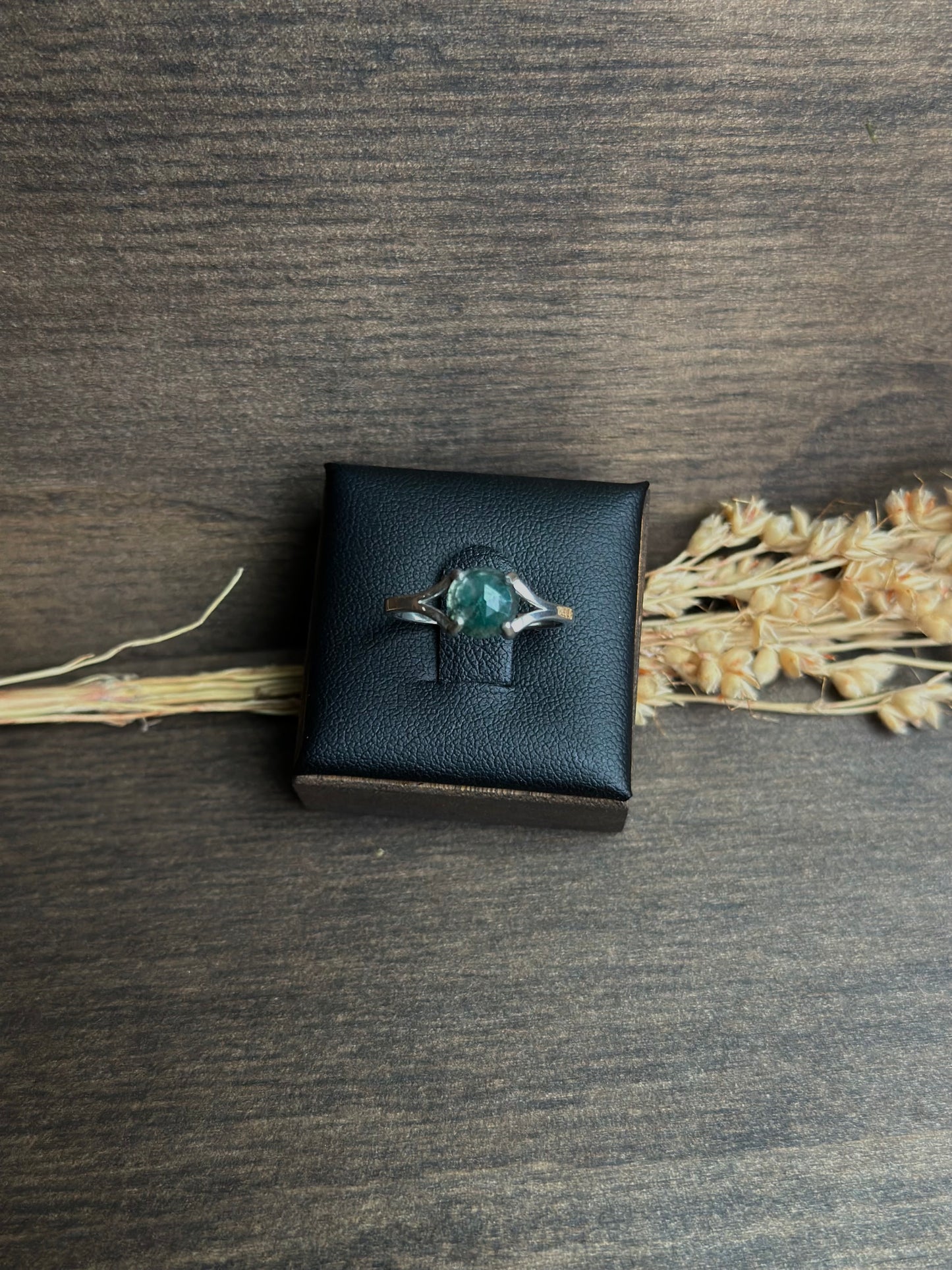 Moss Agate Round Split Shank (size 7)